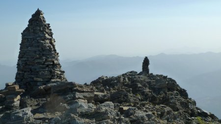 Le grand cairn et un autre petit cairn