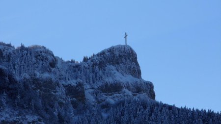 Au départ, vue sur la croix du Nivolet