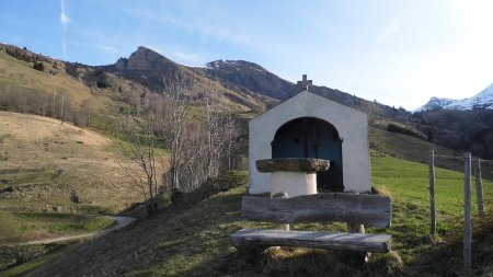 Oratoire, au-dessus du village