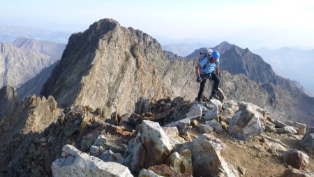 Gégé arrive, et derrière lui, la Cime Nord de l’Argentera (3286m)