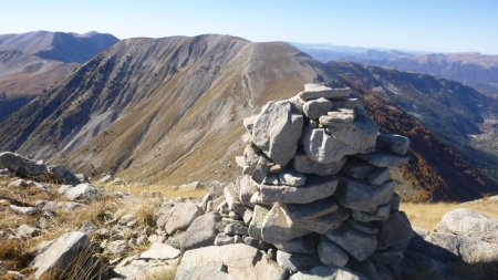 Cairn sommital de Denjuan (2401m) et Montagne de Boules (2391m)