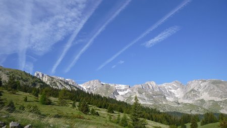 Plateau de Bure, avec son pic, encore enneigé en face nord.