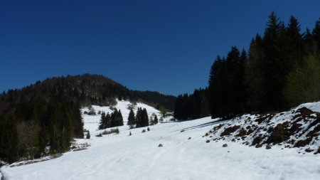 Au fond, la chapelle de Notre-Dame d’Hermone