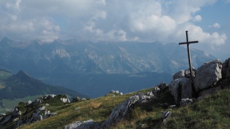 La croix du sommet, avec les Aravis au fond.