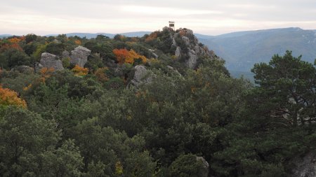 Le sommet sud-ouest avec sa tour de guet.