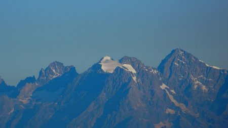 Le Pic Sans Nom, le Pelvoux et la Barre des Ecrins.