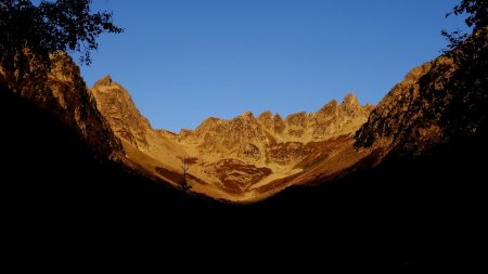 Lever de Soleil sur le vallon de la Pierre.