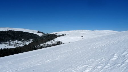 On descendra par la langue de neige au second plan.