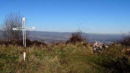 Calvaire au-dessus des réservoirs d’eau du village.