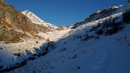 Vue arrière après avoir quitté la route.