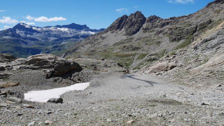 Départ du couloir de descente, avec sente et cairns.