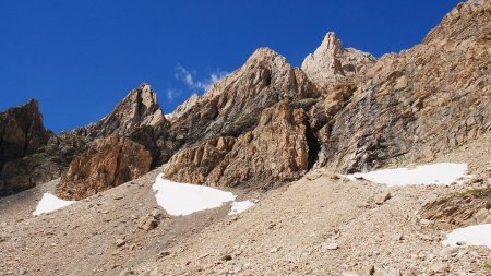 Ces barres rocheuses agrémentent le paysage au Plan des Nettes.