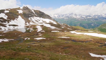 On quitte l’arête pour rejoindre le lac du Plan du Cheval.