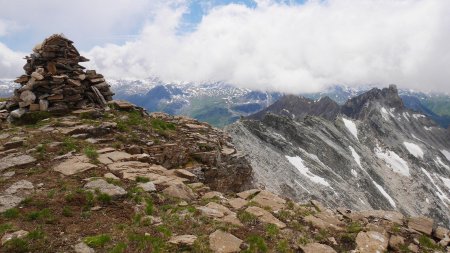 Cairn sommital et Aiguille du Dôme à droite