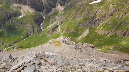 Poursuite de la descente en virant plein ouest à partir de l’altitude 2940m : viser entre le ruisseau de la Lenta et la D902 pour atteindre le haut du couloir d’éboulis de la Cristallière.