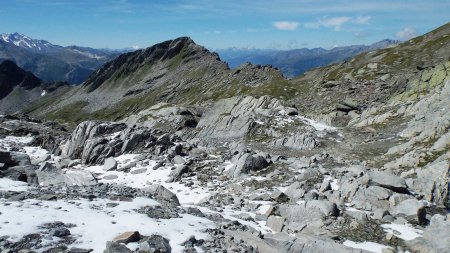 Au passage de la crête frontière, regard en direction de la Pointe des Couloureuses.