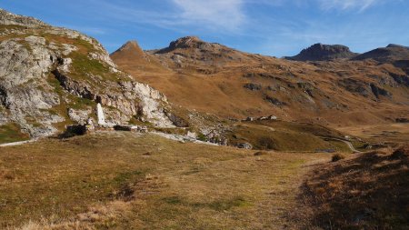 Entrée dans le vallon du Clou, au niveau de la stèle St-Jacques.