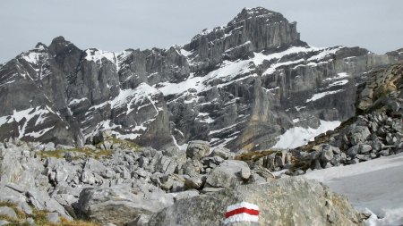 Descente face à la Pointe d’Aufalle et la Dent Favre.