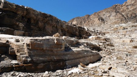 Barre rocheuse à contourner : en prenant à droite, on passe par la branche centrale du glacier du Montet (option non retenue pour cette randonnée).