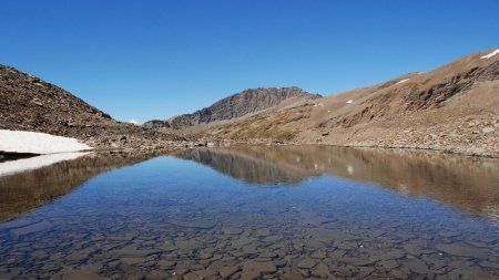 Lac à l’écart de la sente, en amont du ruisseau de la Reculaz.