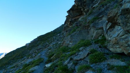 Regard arrière dans la traversée sous la crête.