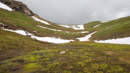 Montée dans la combe, après la cascade de Bézin.