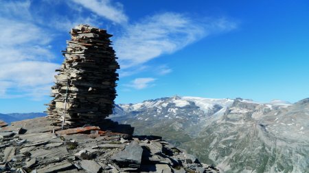 Enorme cairn sur une pointe secondaire.