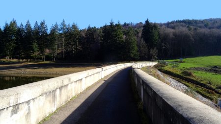 Digue du barrage.