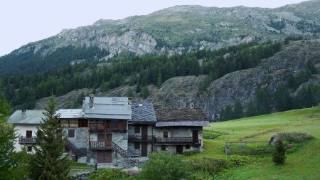 Passage au hameau de la Combaz.