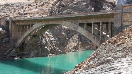 Ancien pont arqué de Tignes.