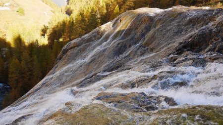 Cascade sur tufière.