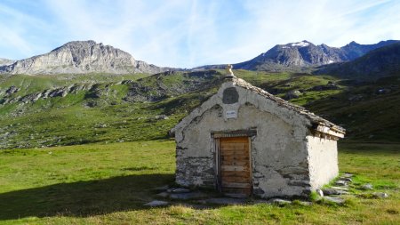 La Chapelle N.-D. des Anges devant la Roche Chevrière.