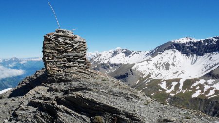 Cairn sommital (plus de 2 mètres de hauteur).