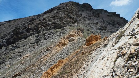 Regard vers le col, en montée après la traversée sous les dalles inclinées.