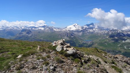 Le cairn marquant le début de la descente.