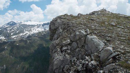 Cairn sommital au bord de l’abrupt.