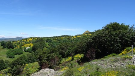 Vue de côté sur le Rocher du Cheylard.