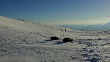 Sacs à l’abandon pendant la recherche de la cabane