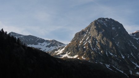 Peu avant les Chalets de la Barrière, La Pyramide et le Rocher Culasson