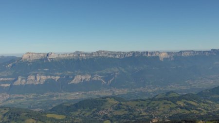 En face, les falaises de Charteuse