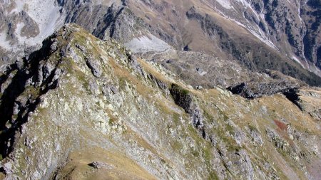 Vue plongeante sur le sifflet et la crête remontée à l’aller.