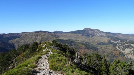 Sentier de descente par l’arête ouest.