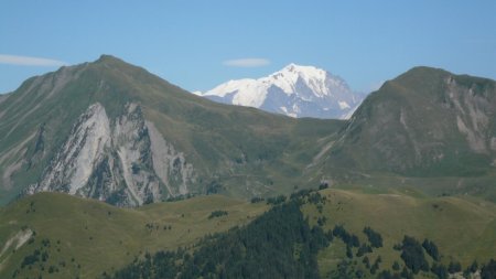 Le mont Blanc, entre la pointe de la Mandallaz et la tête de l’Aulp.