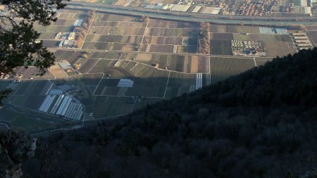 Quelques vues plongeantes du sentier balcon sur la vallée du Rhône.