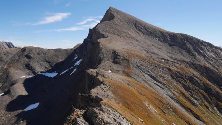 Légère descente avant d’attaquer le pierrier de la pente finale.