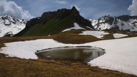 Lac sans nom et Croix du Pisset en arrière plan.