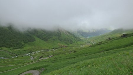 Dans les lacets. Regard arrière sur le Vallon de Treicol et l’exrêmité du Lac de Roselend.