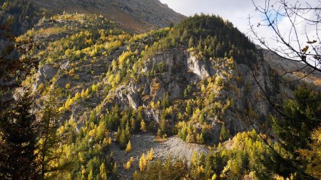 En face dans les falaises, la via cordata du Crôt (itinéraire d’escalade équipé).