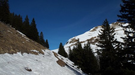 Le col entre les 2 sommets est en vue.