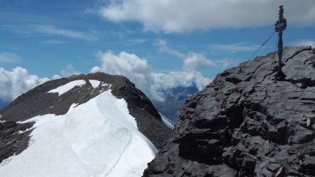 Du sommet secondaire (croix, 3246m), vue sur le sommet principal.